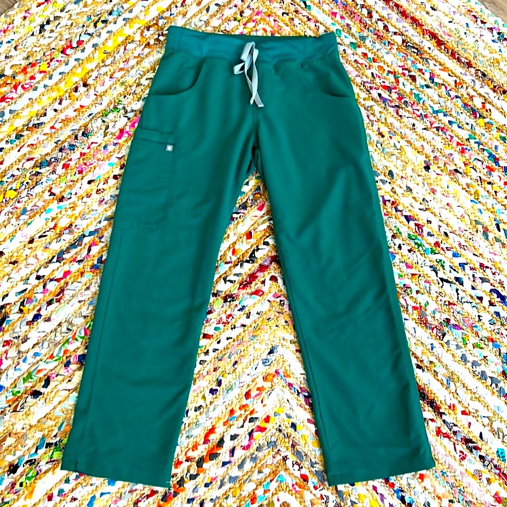 FIGS Limited Edition Small Cargo Scrub Pants in Hunter Green!